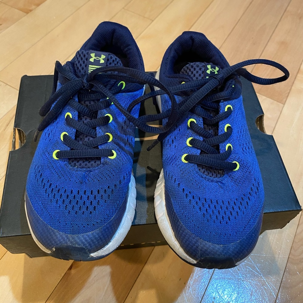 Boys Under Armour tennis shoes